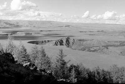 Rocky Mountains x Kaskádové pohoří Columbia River Plateau (P = 265 000 km 2 )