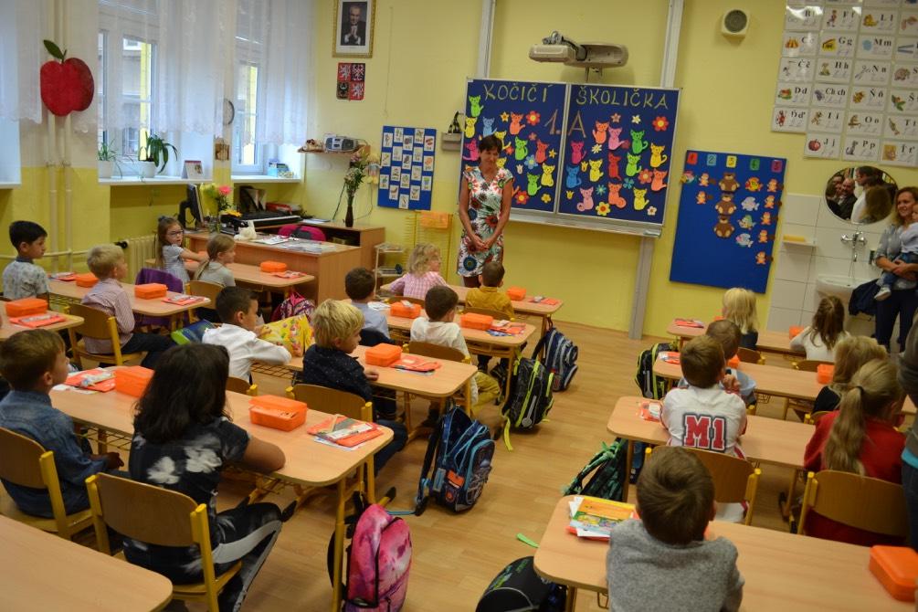 Ze života školy Prvňáčci Vítáme všechny prvňáčky na naší škole a přejeme jim, aby se jim u nás ve škole líbilo. Jejich třídní učitelkou je paní učitelka Vejvodová. 4. A a 4.