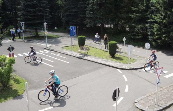 Ze života školy 4. B na dopravním hřišti Třída 4. B byla na dopravním hřišti, kde si na konci roku udělá svůj průkaz na kolo.