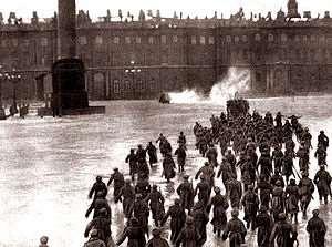 d) Počátek bolševické vlády Útok na Zimní palác v ruském hraném filmu z 20. let První akce nových vládců Ruska byly (především Leninovým přičiněním) dobře promyšlené a následovaly v rychlém sledu.