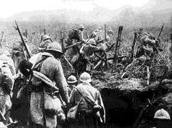 Rok 1916 na Západě proběhl ve znamení dvou obřích, vleklých bitev na francouzském území: Bitva u Verdunu (únor prosinec 1916): Němci zaútočili na proslulé pevnostní město (viz V.B.6.), ale proti houževnaté francouzské obraně se nedokázali prosadit.