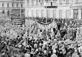 3. března 1917 (v Rusku byl ovšem stále ještě únor, neboť zde dosud používali juliánský kalendář) vypukly v Petrohradě mohutné stávky i demonstrace hladovějícího obyvatelstva.