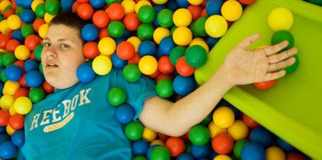 zrakovým postihnutím, ktorým takto pomáhajú prekonať dôsledky poškodenia zraku. Tak isto pripravujú asistenčných psov s hlavným dôrazom na ich terapeutické využitie v rodine.