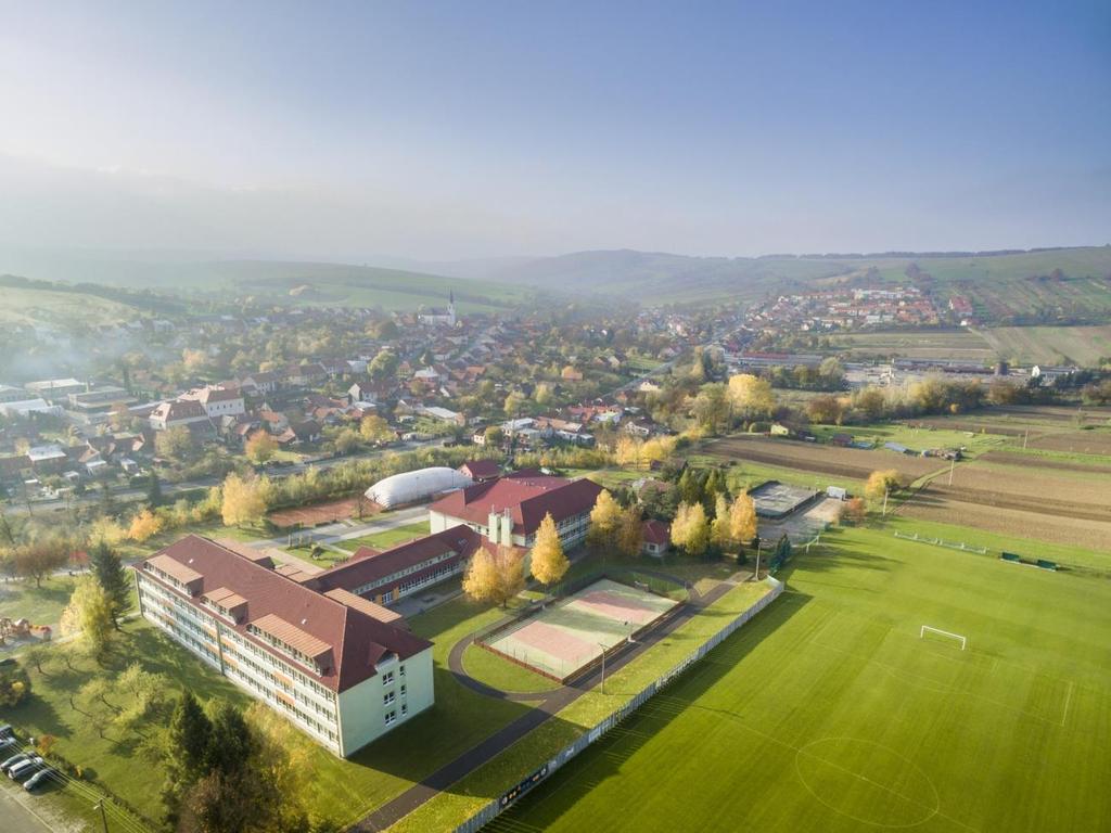 společenské akce přesunuly do budovy tělocvičen, a protože se ve škole nachází rovněž informační centrum s knihovnou pro veřejnost,