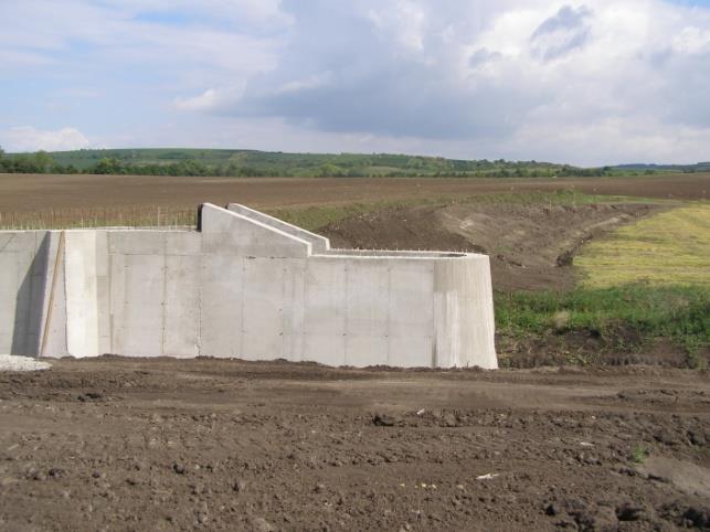 Převádění vody přes staveniště během výstavby viz TNV 75 2935 ochrana hráze proti přelití v