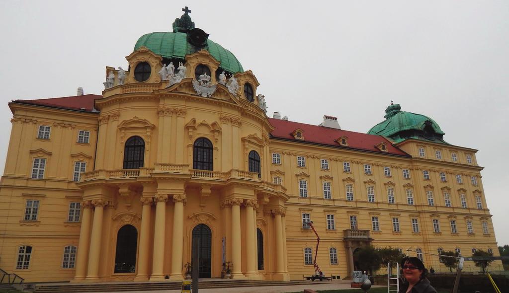 2/2013 Leopold svoj sľub vybudovať kláštor. V roku 1133 pozval mníchov augustiniánskeho rádu do Klosterneuburgu.