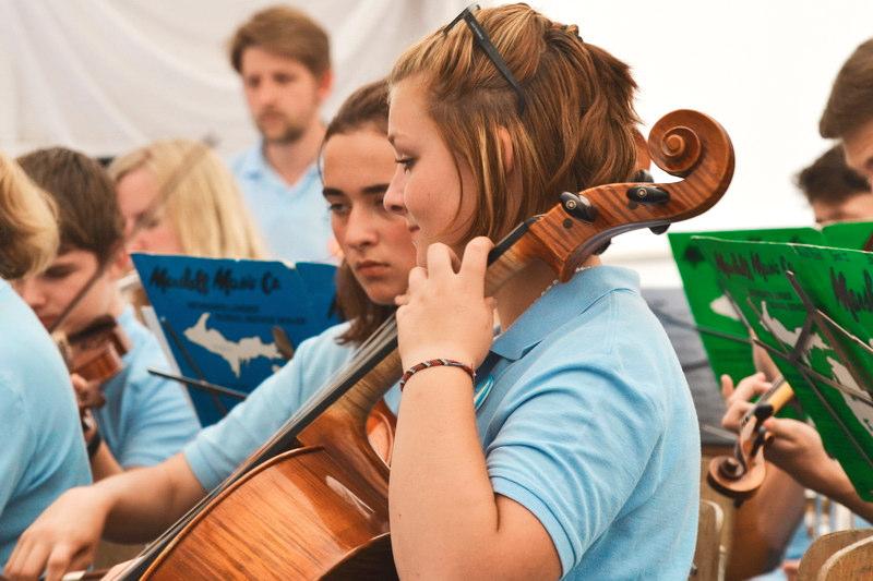 !,"#&-&'. +.&"*%/&'+'. Píležitost pro mladé hudebníky hrát v dechovém i smycovém symfonickém tlese. Hra ve velkých orchestrech má blahodárný vliv na fyzický a psychický vývoj mladého lovka.