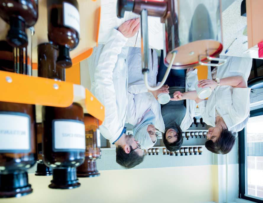 48 Clinical and Social Pharmacy 0 2 2 Biochemie 7 5 12 Patobiochemie a xenobiochemie 7 5 12 Organická chemie 5 8 13 Bioorganická chemie 5 8 13 Zdravotnická bioanalytika 8 3 11 Bioanalytická chemie 8