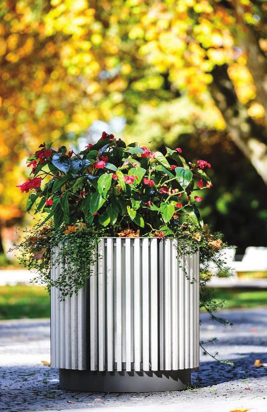 florium Elegantní nádoba na květiny designově nabízí svým čistým řešením univerzální využití.