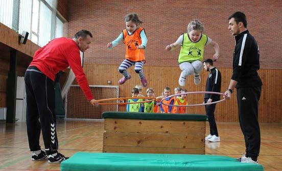 Mateřská škola Dolní Rokytnice Jaro už je tu Letošní zimu jsme v březnu zakončili obřím slalomem autor slalomu Ivo Hrbek řekl: Postavil jsem vám poslední a první branku - jako u svěťáku.
