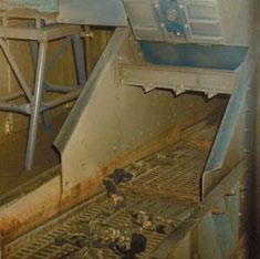 2 1 Lineární vibrační třídič k odloučení spečenců Linear vibratory screen for sinter 2 Vibrační rošt na separaci litiny a písku forem Louvre