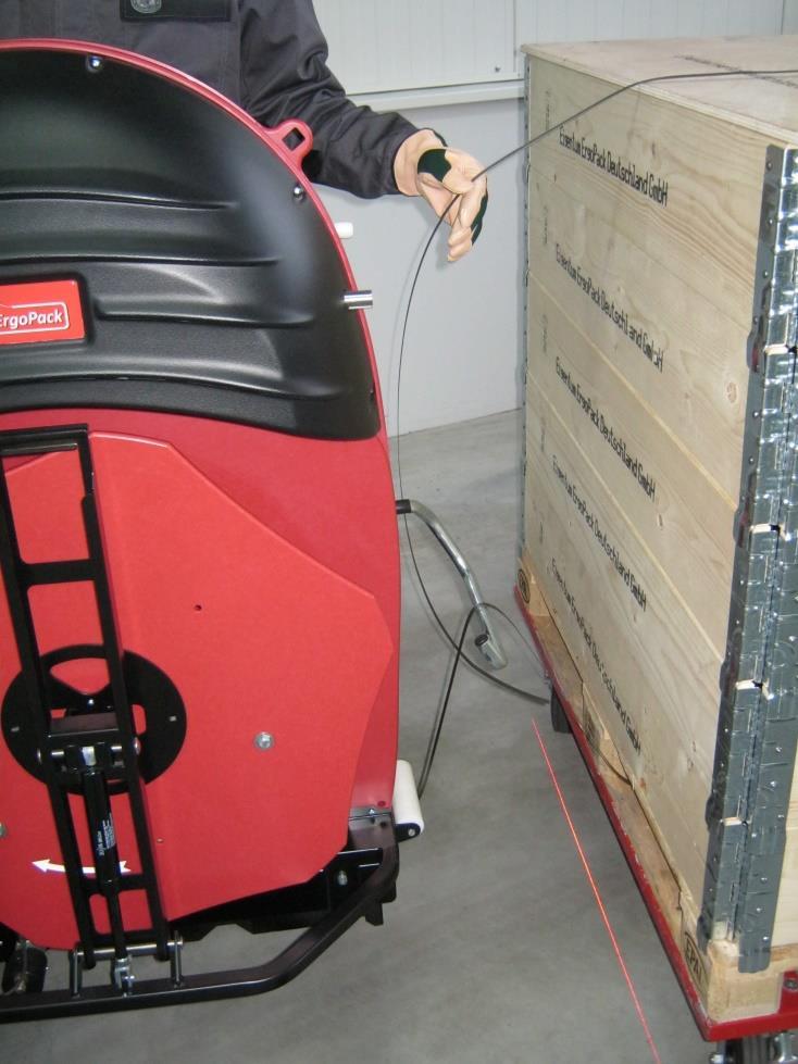 5. krok Zdvihač pásky se zvedá automaticky poté co se saně vrátily zpět do zařízení. Nyní uvolněte stisk pásky ve Vaší levé ruce, jinak se zdvihač pásky nezvedne.