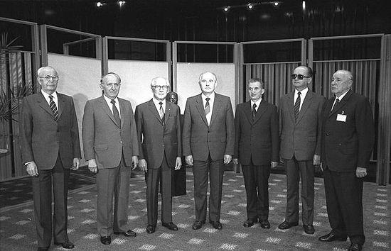 Varšavská smlouva Fotografie ze sjezdu vůdců států Varšavské smlouvy v roce 1987 (zleva): Gustáv Husák, Todor Živkov, Erich