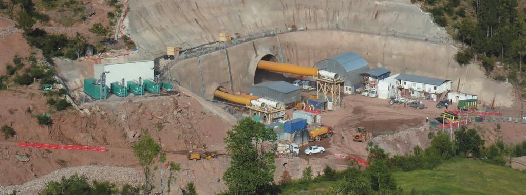 Zahájení výstavby tunelu a první zkušenosti Je důležité zmínit, že mezinárodní dodavatel se snažil o velkorysý přístup k provádění a řízení projektu, vybudoval camp, tj.