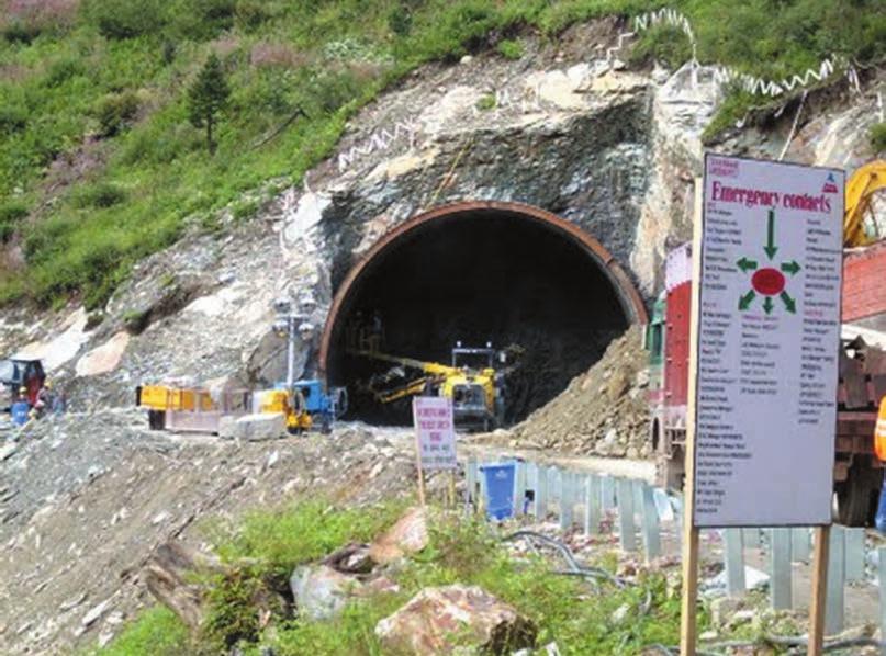 Obr. 11 Koncepční řešení silničního tunelu pod průsmykem Rothang a pohled na jižní portál Chenani Nashri (Patnitop) Pir Panjal Rothang Stavební náklady 0 - + Logistika výstavby + + Geotechnické