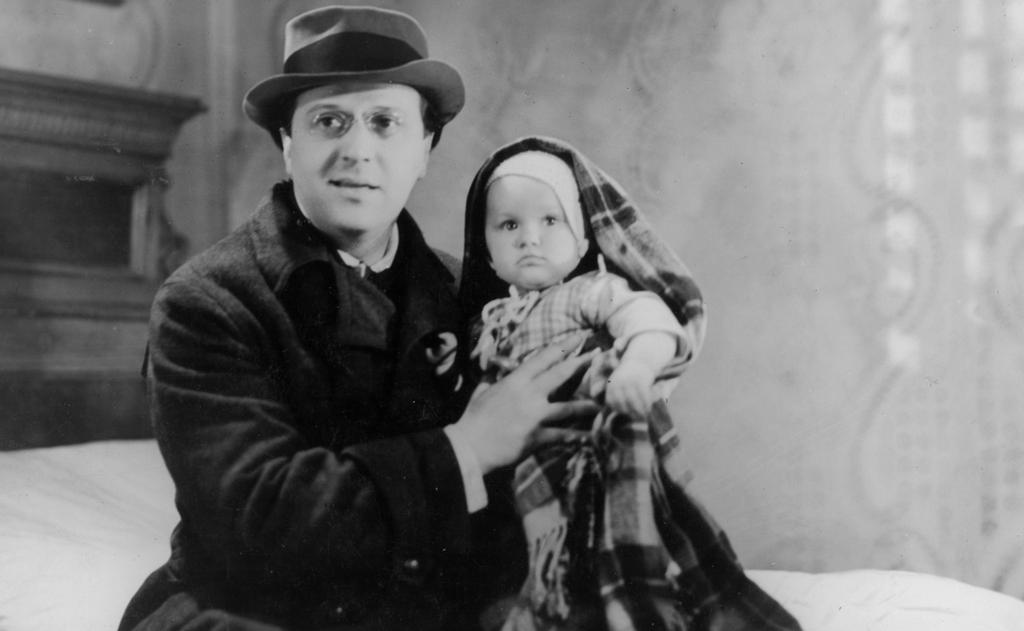 Vloni jsem vyhlásil pátrání po totožnosti opuštěné holčičky, které se ujme Hugo Haas (1901 68) ve filmu Děvčata nedejte se! (1937).