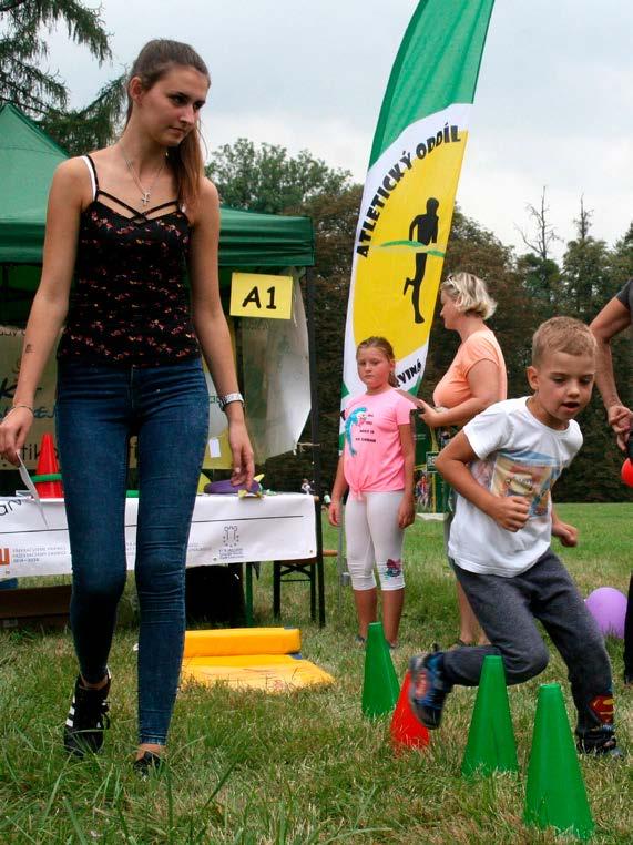 Letošní slavnosti se podle ní, Preisingerové i Tůmové Blablové vydařily. Nic na tom neměnila i chvilková průtrž mračen. Jízda na ponících po nadačním městečku.