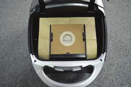 Výmena vrecka na nečistoty Upozornenie! Pred vyprázdňovaním/výmenou vrecka odpojte sieťovú šnúru z elektrickej siete, aby nedošlo k úrazu elektrickým prúdom.
