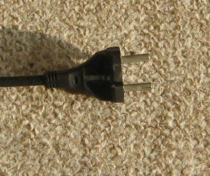 Napájecí kabel byl sériově montován v černé barvě (záleží na barevném provedení vysavače). Kabel je standardně dodáván bez zemnícího vodiče a to u všech modelů tohoto typu.