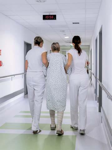 Aktuálně chybí v celé nemocnici 27 úvazků sester, 11 úvazků sanitářů a máme aktuálně uzavřeno kvůli nedostatku sester (na některých pracovištích i nedostatku lékařů) 34 standardních lůžek a 12 JIP