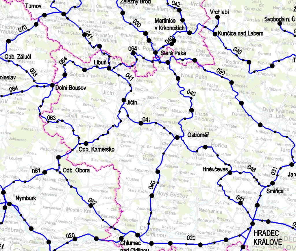 Na trati je celkem 39 přejezdů a přechodů (22 na území Královéhradeckého kraje), z toho 29 zabezpečených přejezdovým zabezpečovacím zařízením (20 na území Královéhradeckého kraje).