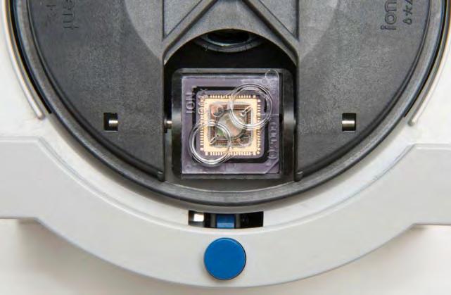 Vložte čip do MiniFugy v orientaci nápis na čipu směrem dovnitř. 6. Centrifugujte 30 sec a vyjměte čip z centrifugy. 7. Promíchejte vzorek v čipu: a. Nastavte pipetu na 5 μl. b.