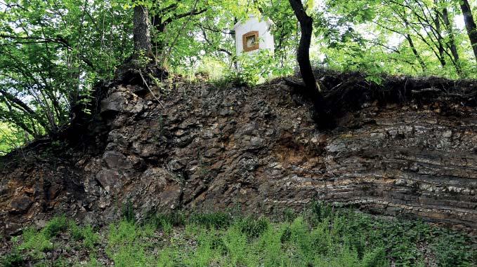 (PS) Přírodní památka Skalky Bývalý andezitový lom asi 0,5 km východně od kóty Skalky u obce Bánov. Nachází se v nadmořské výšce 370 m; katastrální území Bánov. Vyhlášeno v roce 2002.