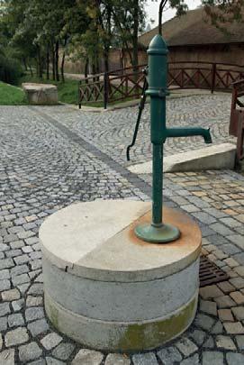 Nachází se na jeho pravém břehu ve vzdálenosti asi 5 m od toku, přímo pod Malenovickým hradem, v nadmořské výšce 208 m.