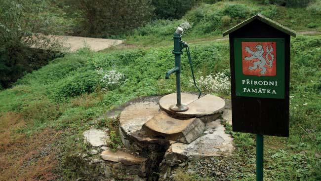 (MG) Přírodní památka Sirnaté lázně Přírodní památka chrání zdroj minerální vody. Tato kopaná studna je situovaná v areálu bývalých sirnatých lázní pod Malenovickým hradem.