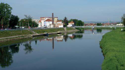 Morava v Uherském Hradišti (JH) Větší hydrologický a vodohospodářský význam než rybníky mají přehradní nádrže. Významně ovlivňují režim toků a jsou důležitými zdroji vody.