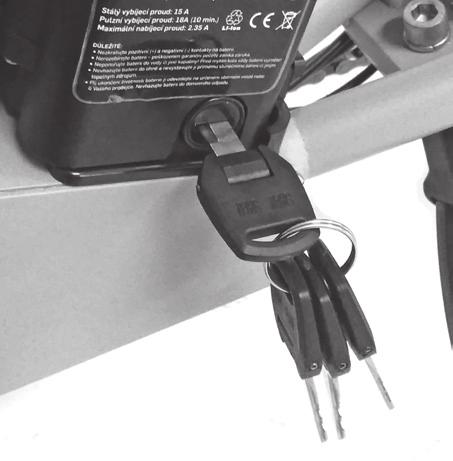 Baterii řádně nasuňte drážkou na vodící lištu, jinak nepůjde zasunout až dolů. Baterii zasunujte opatrně, aby nedošlo k poškození konektoru prudkým nárazem.