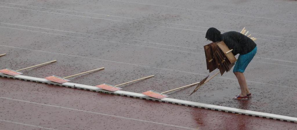 Pořadatele již rozmístili tabule s názvy týmů na plánovaná místa, avšak vyšší moc opět zasáhla a tabule putovaly do