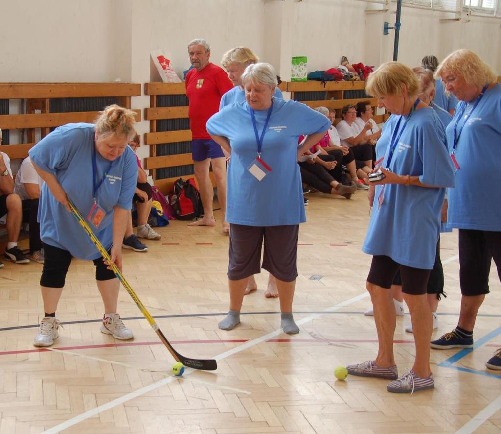 hokejbalovou střelbu provádí členka Krajské rady seniorů Moravskoslezského kraje