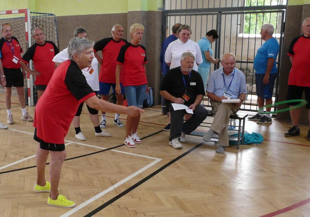 kroužky na kužel, za dohledu celého týmu, včele s jeho vedoucím předsedou Krajské rady seniorů Moravskoslezského kraje Pavlem Glucem (sedící v černém