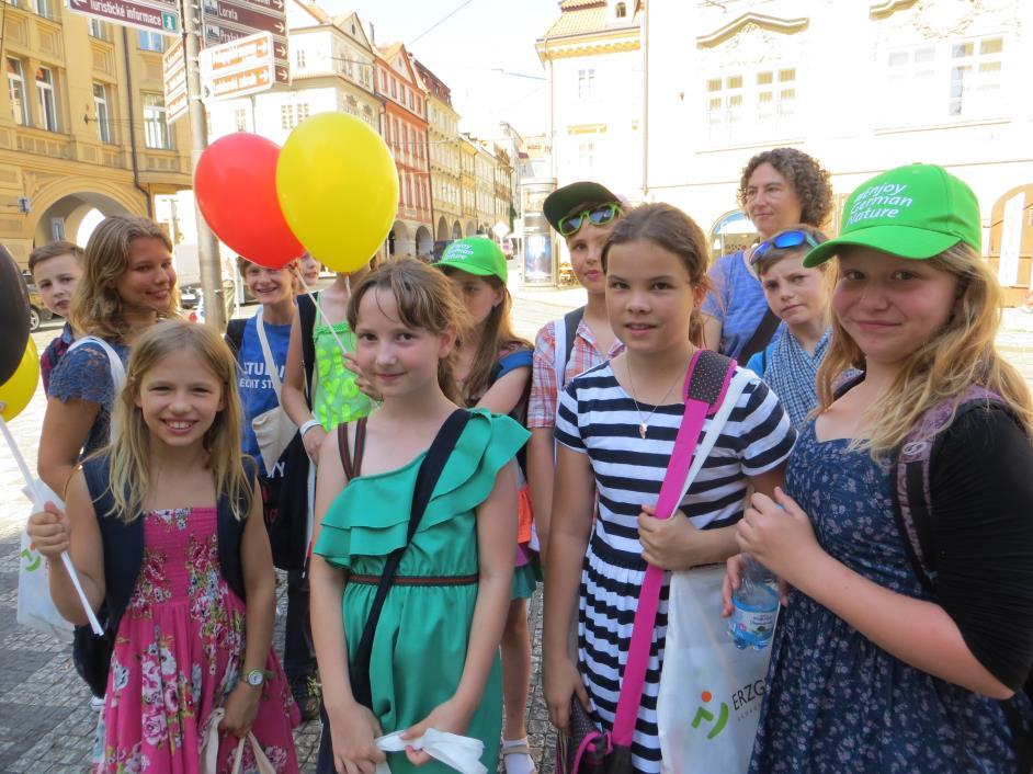 NÁVŠTĚVA NĚMECKÉHO VELVYSLANECTVÍ 11 Trotz sommerlicher Temperaturen besuchten die Kinder aus den blauen Gruppen (Klassen 4 und 5) und einige Schüler vom GTM den Tag der offenen Tür an der Deutschen