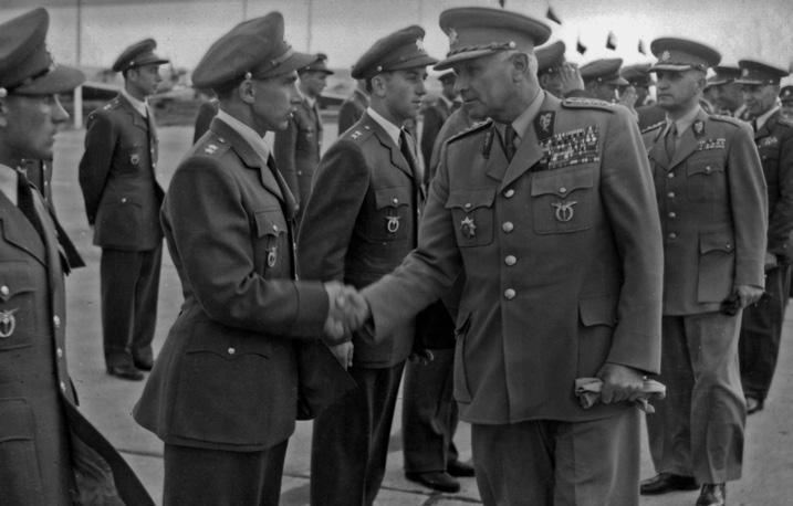 V roce 1948 sborový generál Šimon Drgáč (druhý zprava) doprovázel