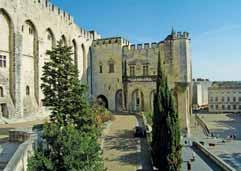 řeky Gardon (v létě koupá ní), podvečerní pevnost TARASCON, fakultativně večeře v centru Avignonu 5.
