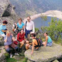 den: DAMBACH-LAVILLE, městečko s kaplí St-Sebastiána mezi vinohrady známého vína Frankstein, klášter Mont Ste-Odile, kouzelné poutní místo s léčivým pramenem a výhledy do kraje, procházka kolem