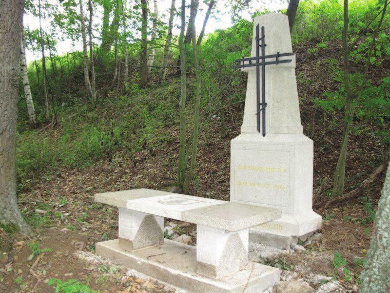 drobné sakrální památky Hellingerův pomník s křížkem, Pomník s křížkem u