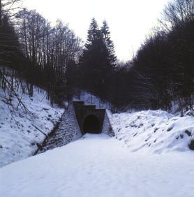 Pfiíklad zimního úkrytu. Foto: J. âerven Box 8 NepouÏívaná dûlní díla ochrana netop rû versus bezpeãností lidí Podle zákona ã. 61/1988 Sb.