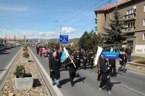 ) schůzka s veškerým personálem a dalšími osobami, kterých se bezpečnostní