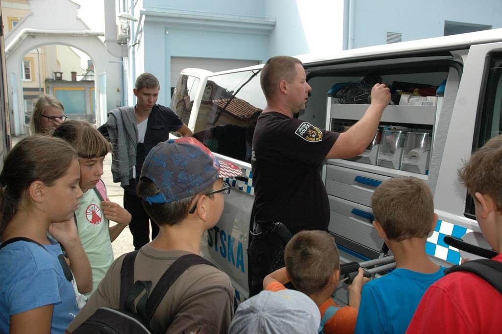 Foto: Městská police České Budějovice, návštěva služebny MP Preventivní činnosti pro seniory Cílem preventivní činnosti Městské policie České Budějovice jsou kromě dětí i další ohrožené skupiny