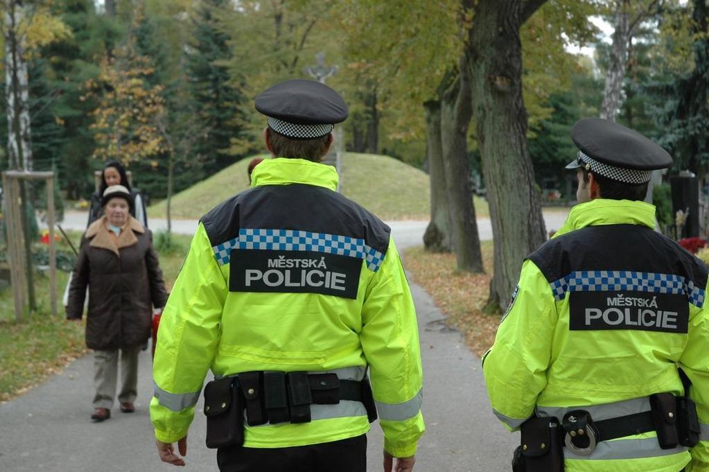 Foto: Městská police České Budějovice, dohled na hřbitovech Preventivní a informační činnost pro širokou veřejnost V rámci prevence se Městská policie České Budějovice zaměřuje nejen na vybrané