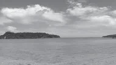 x Plynulé panoráma Při otáčení fotoaparátu dojde k pořízení několika snímků a jejich