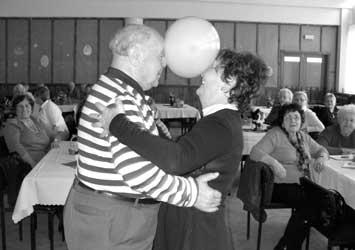 Ma karní bál pro dospûlé...se konal 24. 3. 2012 v KD Polepy, k na emu potû- ení se zúãastnilo mnohem více masek neï v loàském roce.