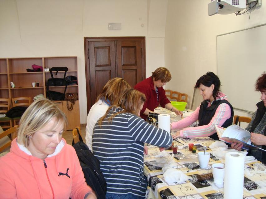 Kurzy ručních prací a kury vaření probíhají na zámku ve Sloupně a v Domově dětí a mládeže v Novém Bydžově (projekt Komunitní venkov).