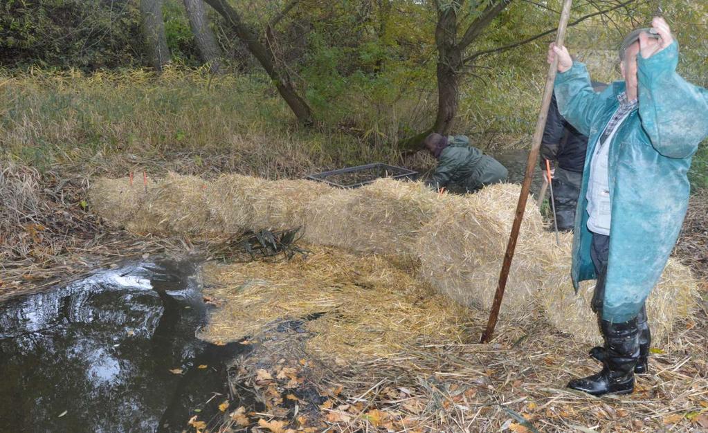 Budování hrázek balíky sena / slámy lisovat co nejméně, jen aby drželi tvar, Tipy a poučení vhodné je několik balíků namočit cca 12-24 hod.