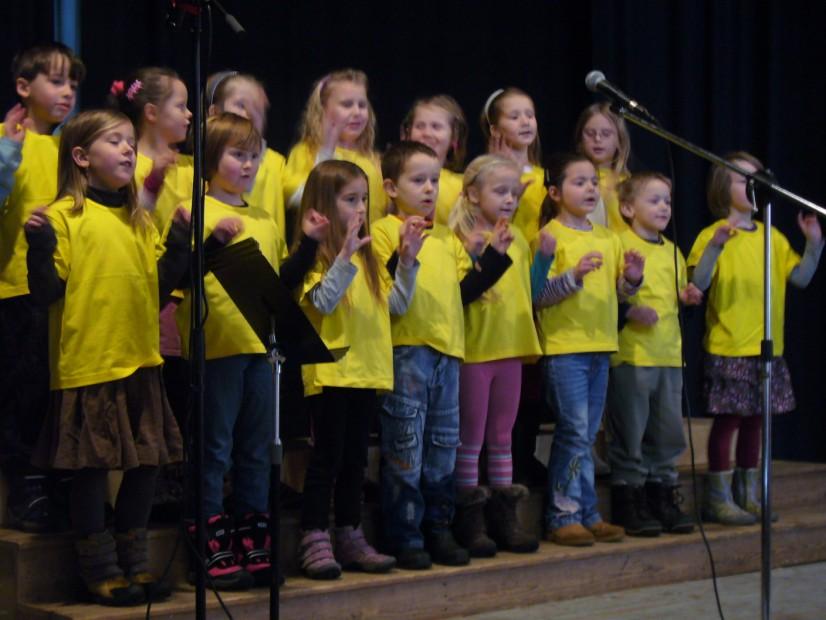 PĚVECKÉ SBORY SI,,KOLEDOVALY ( samozřejmě ne o průšvih, i když jeden nikdy neví ) V letošním adventním období měly naše pěvecké sbory opravdu napilno. Vše začalo již v sobotu 8.