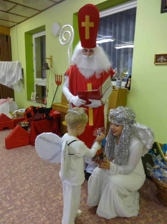 tématicky rozvinuté kresbě s využitím celého