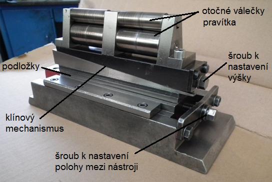 Obr. 3.6: Válcovací přípravek se spodním pravítkem.